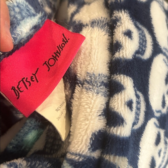 Betsey Johnson Blue & White Skull Fleece Blanket & black & neon skull throws - Picture 2 of 4